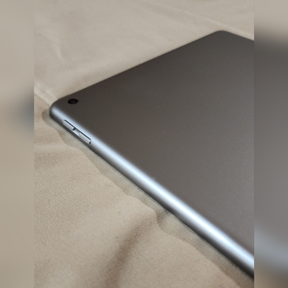 Apple iPad - Space Gray 6th Generation - Picture 3 of 10